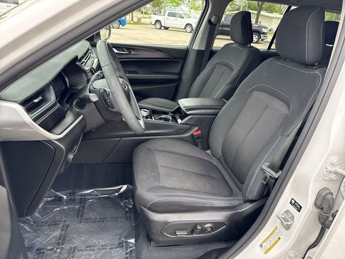 Certified 2023 Jeep Grand Cherokee Laredo w/ Luxury Tech Group I AWD/4WD image 11