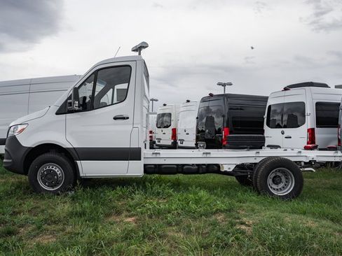 Used 2023 Mercedes-Benz Sprinter 4500 image 4