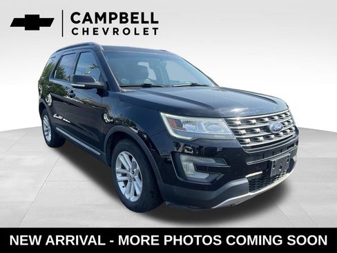 Used 2017 Ford Explorer XLT w/ Equipment Group 202A FWD image 7