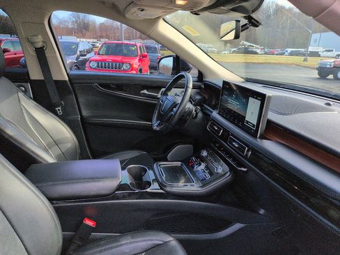 Used 2023 Lincoln Nautilus Reserve w/ Equipment Group 202A image 10