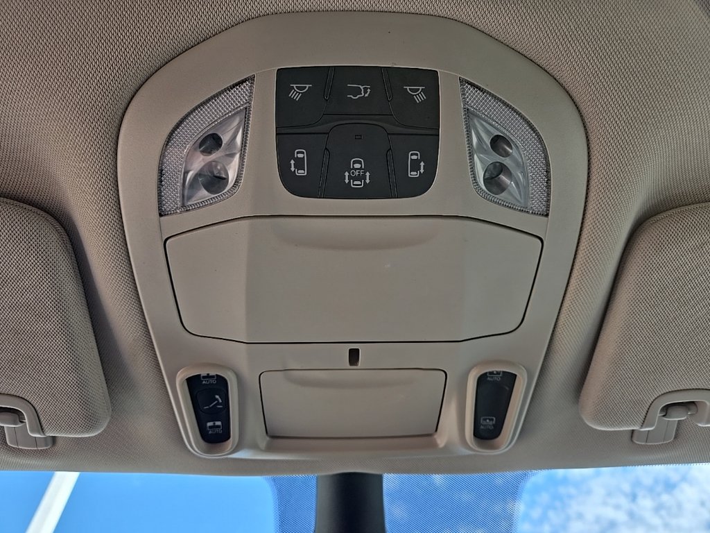 Used 2023 Chrysler Pacifica Limited FWD image 28