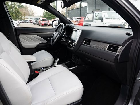 Used 2022 Mitsubishi Outlander LE image 25