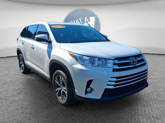Used 2019 Toyota Highlander Plus FWD video 1