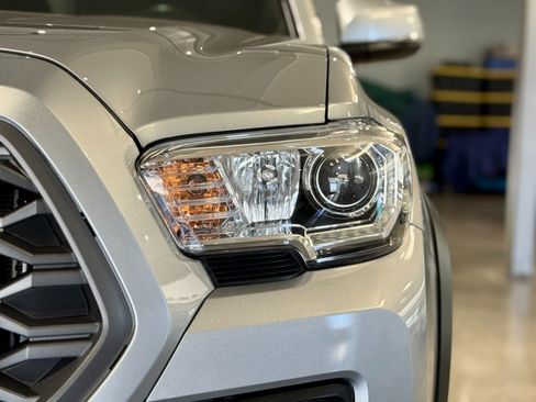 Used 2022 Toyota Tacoma TRD Off-Road w/ Technology Package AWD/4WD image 21