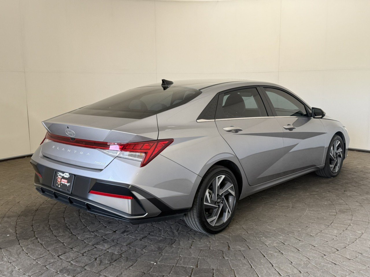 Used 2025 Hyundai Elantra Limited FWD image 9