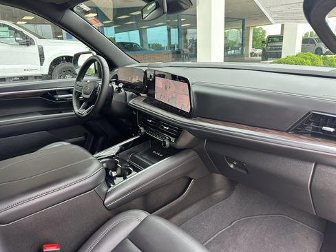 Used 2025 Chevrolet Suburban Z71 AWD/4WD image 30