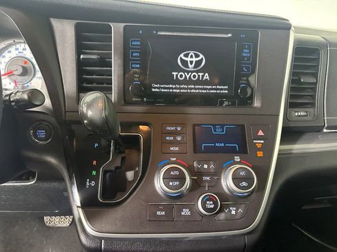 Used 2016 Toyota Sienna SE w/ SE Preferred Package FWD image 17