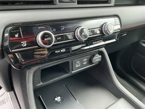 Used 2025 Honda Pilot TrailSport image 25
