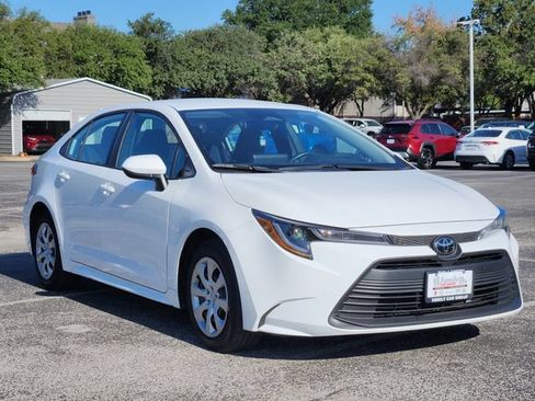 Used 2025 Toyota Corolla LE FWD image 2