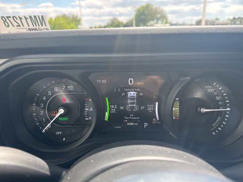 Used 2025 Jeep Wrangler Unlimited Sahara w/ Safety Group AWD/4WD image 25