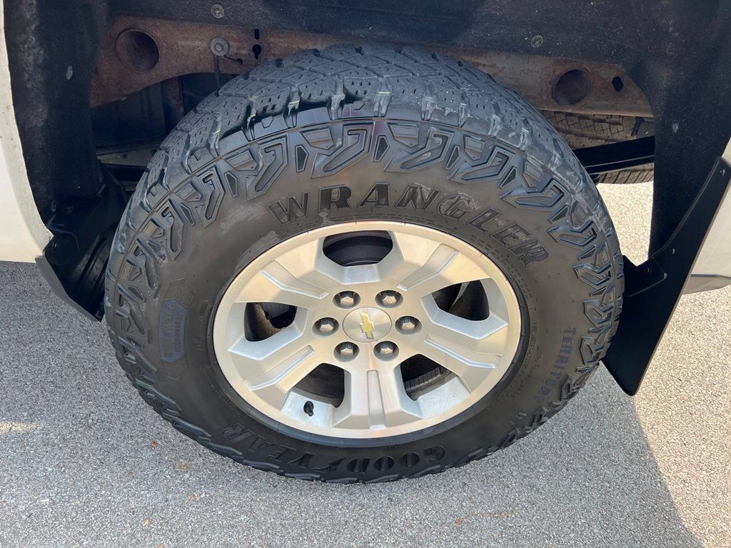 Used 2018 Chevrolet Silverado 1500 LT w/ All Star Edition AWD/4WD image 13