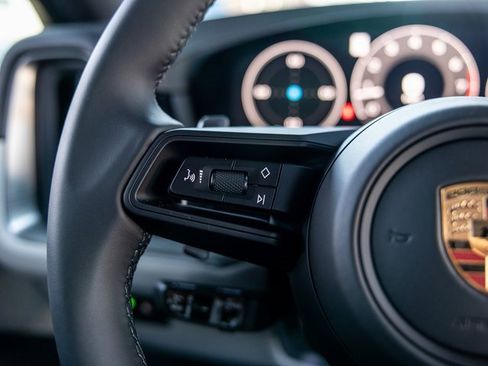 Certified 2025 Porsche Cayenne Coupe image 34