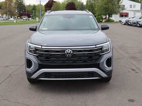 Used 2025 Volkswagen Atlas Peak Edition SE AWD/4WD image 2