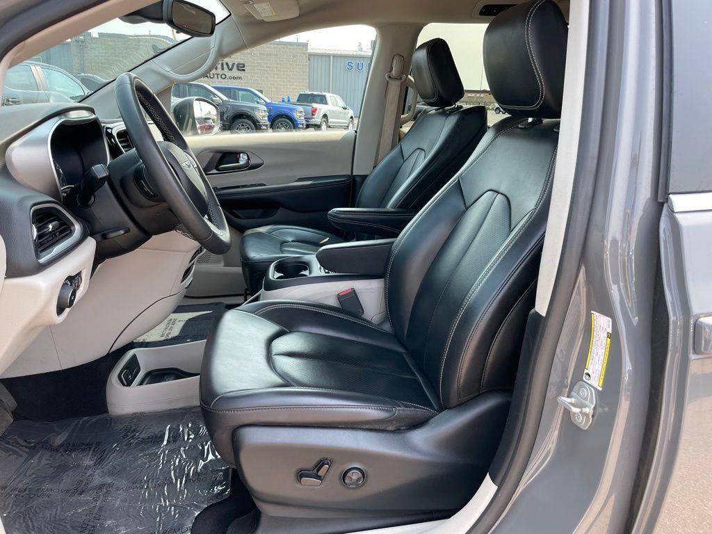 Used 2023 Chrysler Pacifica Touring-L FWD image 7