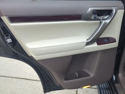 Used 2019 Lexus GX 460 Premium w/ Premium Package image 21