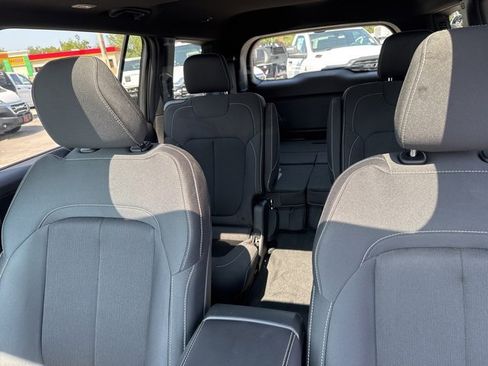 New 2025 Jeep Grand Cherokee L Laredo image 24