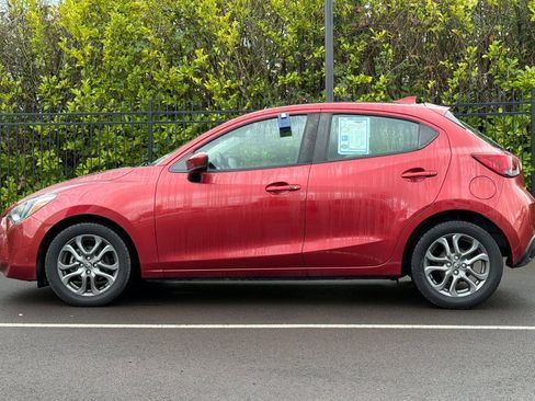 Used 2020 Toyota Yaris XLE image 7