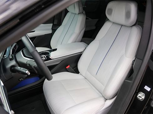 Used 2025 Cadillac Lyriq Luxury image 7