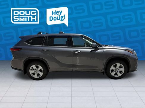 Used 2021 Toyota Highlander L AWD/4WD image 5