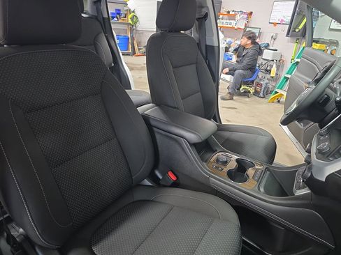 Used 2023 GMC Acadia SLE w/ Driver Convenience Package image 10