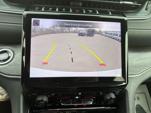 Used 2024 Jeep Grand Cherokee L Limited image 21