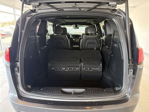 Used 2020 Chrysler Pacifica Limited w/ S Appearance Package image 16