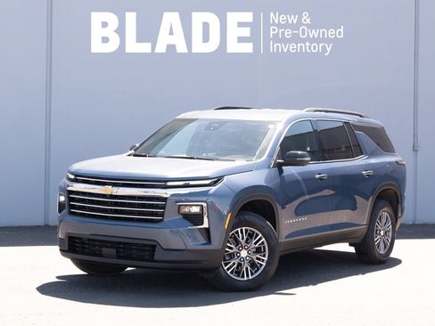 Used 2025 Chevrolet Traverse LT w/ Driver Confidence Package AWD/4WD image 1
