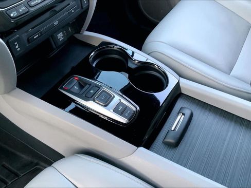 Used 2018 Honda Pilot Touring image 17
