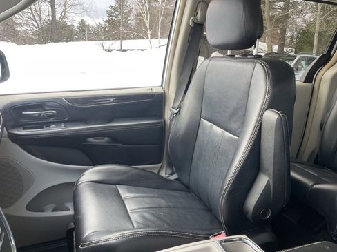 Used 2014 Chrysler Town & Country Touring image 35