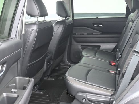 Used 2024 Nissan Pathfinder SL AWD/4WD image 13
