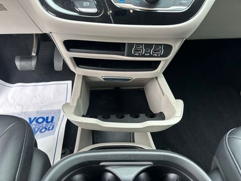 Used 2024 Chrysler Pacifica Touring-L image 17