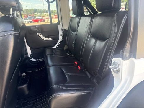 Used 2015 Jeep Wrangler Unlimited Rubicon w/ Connectivity Group AWD/4WD image 29
