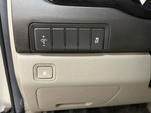 Used 2017 Kia Sedona LX image 26