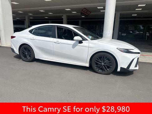 Used 2025 Toyota Camry SE w/ Convenience Package image 9