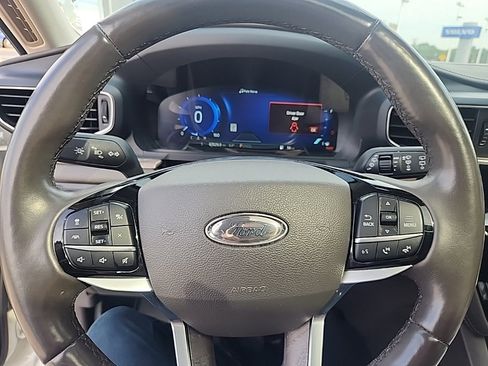 Used 2022 Ford Explorer Platinum w/ Technology Package image 18