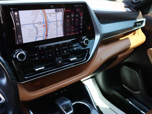 Used 2021 Toyota Highlander Platinum image 19