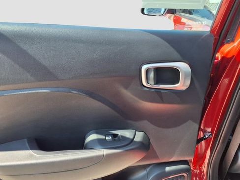 Used 2025 Hyundai Venue SEL FWD image 8