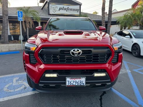 Used 2024 Toyota Tacoma Limited image 2