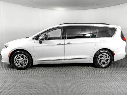 Used 2023 Chrysler Pacifica Limited FWD image 3