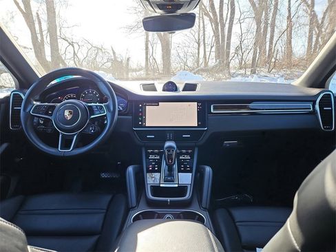 Certified 2023 Porsche Cayenne Platinum Edition image 12