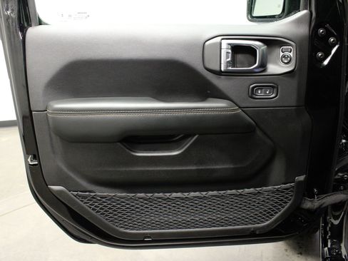 Used 2025 Jeep Wrangler Sahara w/ Safety Group image 18