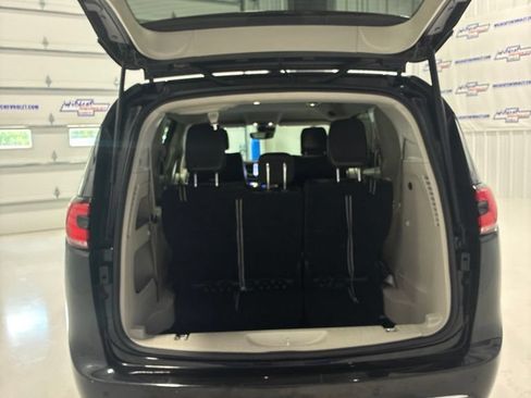 Used 2023 Chrysler Pacifica Touring-L FWD image 31