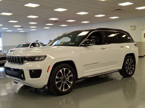 Certified 2024 Jeep Grand Cherokee Overland w/ Luxury Tech Group IV image 3