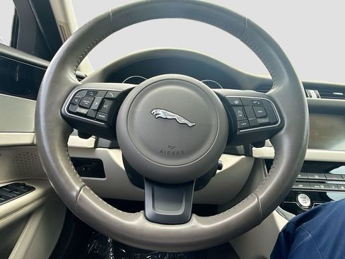 Used 2016 Jaguar XF Prestige RWD image 12