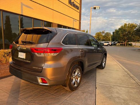 Used 2019 Toyota Highlander Limited Platinum AWD/4WD image 4