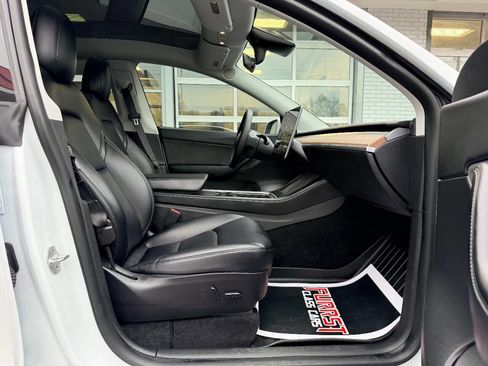 Used 2022 Tesla Model Y Long Range image 37