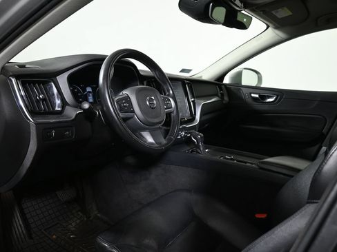 Used 2019 Volvo XC60 T5 Momentum w/ Multimedia Package AWD/4WD image 4