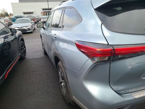 Used 2023 Toyota Highlander XLE image 4