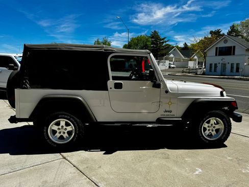 Used 2006 Jeep Wrangler Unlimited w/ Premium Audio Group image 4
