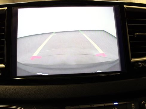 Used 2024 Chrysler Pacifica Touring-L FWD image 29
